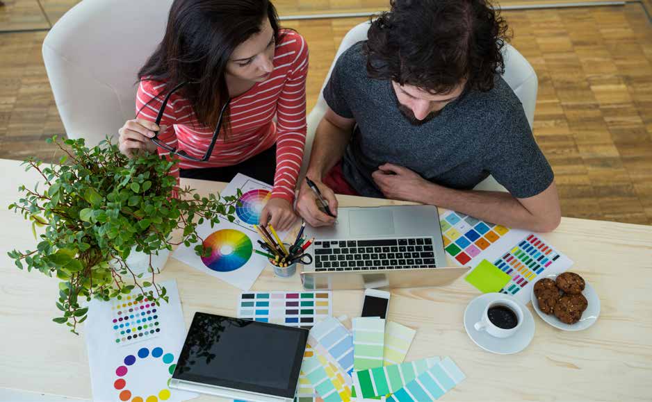 Equipo creativo de CasaCreativa en mesa de diseño
